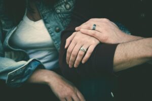 不倫とセカンドパートナーの違いはどっち？