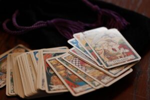 不倫の寂しさを埋める方法は占いで解決できる？